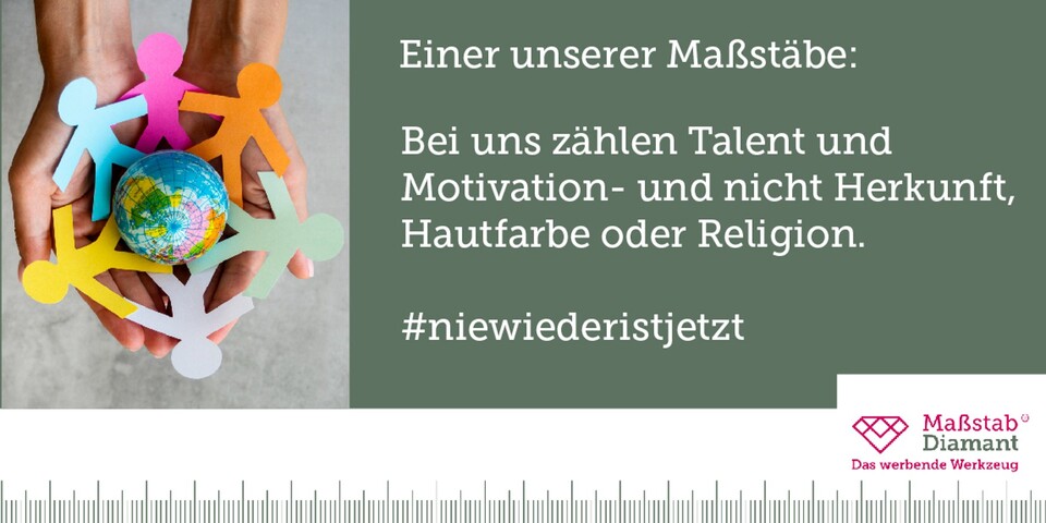 Hände halten ein Ring aus bunten Papierfiguren mit einem Miniatur-Globus in der Mitte, daneben Text über Gleichberechtigung bei Talent und Motivation statt Herkunft, Hautfarbe oder Religion sowie ein Hashtag und ein Firmenlogo.