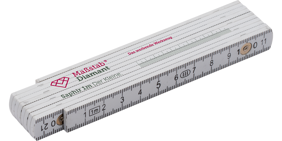 Gefalteter weißer Holzmaßstab mit Aufdruck "Maßstab Diamant", darunter der Text "Saphir im Der Kleine" und einer Skala in Zentimetern bis 11, liegend auf weißem Hintergrund.