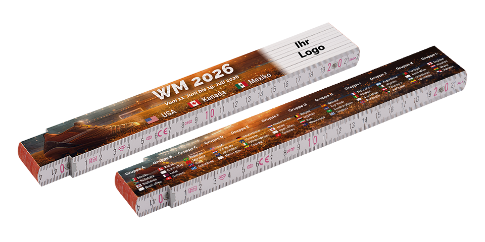 Zwei WM 2026 Zollstöcke mit Ländernamen, Gruppeneinteilung und Datum der Fußballweltmeisterschaft im Hintergrund eines Stadions.