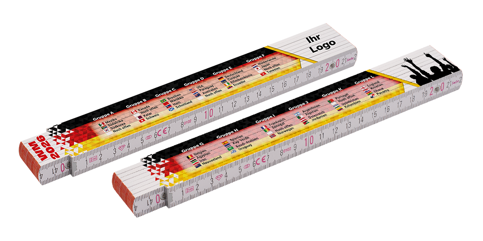Zwei weiße Zollstöcke mit Aufdruck der WM 2026 Spielgruppen und Länderflaggen, einer mit Platz für Logo, der andere mit tanzenden Menschen-Silhouetten.